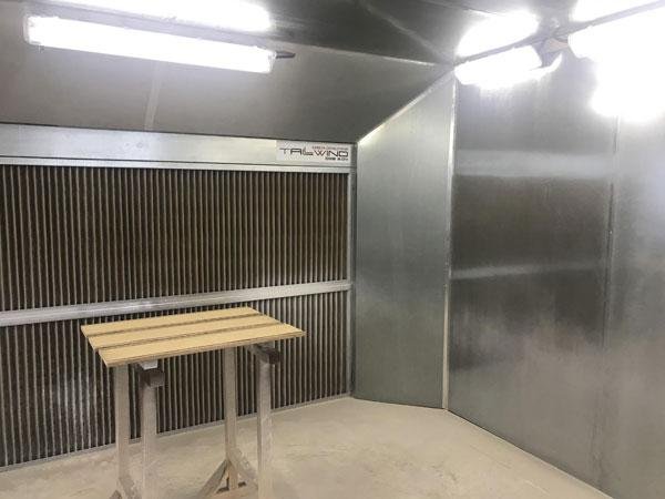 Внутреннее пространство покрасочной камеры с раструбом и рабочим столом