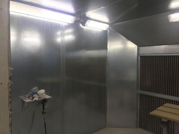Металлические стены покрасочной камеры с раструбом, вид на пост окраски